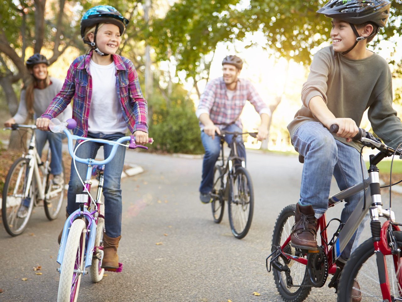 Familie mit dem Velo unterwegs